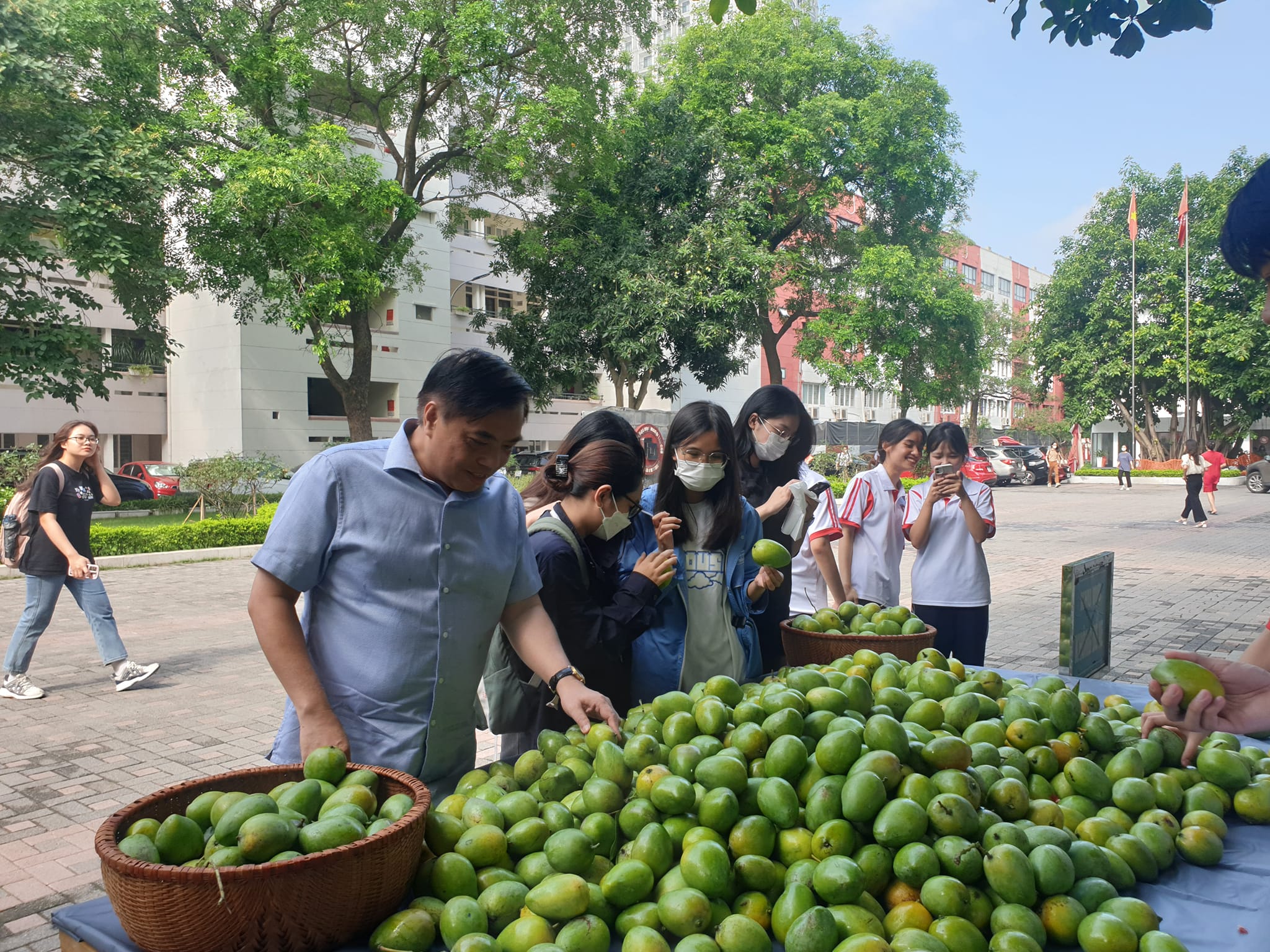 Sinh viên Ngoại thương ai cũng hào hứng với hoạt động mới lạ này của trường. (Ảnh: FTU Corner) Sinh viên Ngoại thương ai cũng hào hứng với hoạt động mới lạ này của trường. (Ảnh: FTU Corner)