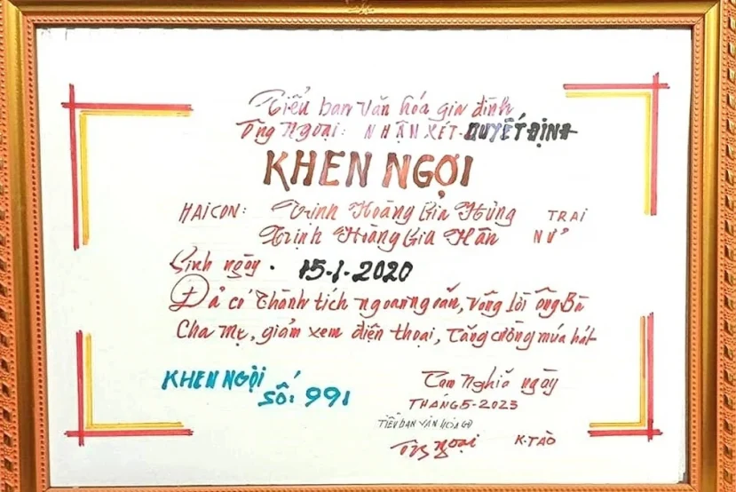 Tấm giấy khen "độc nhất vô nhị" mà ông ngoại tự tay làm tặng 2 cháu Tấm giấy khen "độc nhất vô nhị" mà ông ngoại tự tay làm tặng 2 cháu
