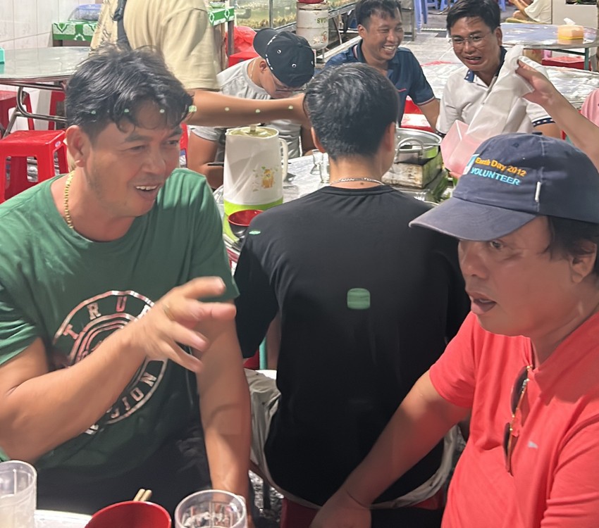 Anh Đông chung vui sự may mắn trúng hai vé an ủi cùng du khách đang kẹt lại đảo Nam Du Anh Đông chung vui sự may mắn trúng hai vé an ủi cùng du khách đang kẹt lại đảo Nam Du