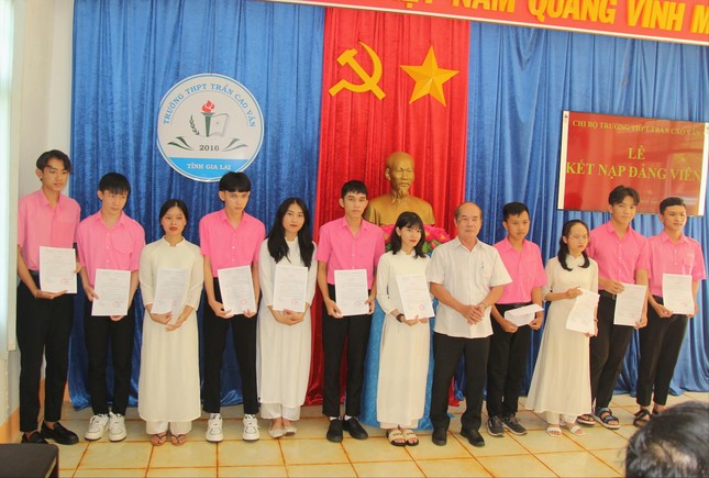 1 học sinh ưu tú của Trường THPT Trần Cao Vân trong lễ kết nạp Đảng 1 học sinh ưu tú của Trường THPT Trần Cao Vân trong lễ kết nạp Đảng