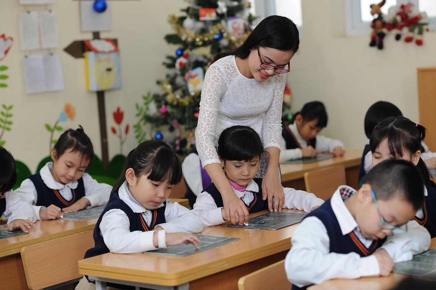 Cả nước hiện thiếu 118.253 giáo viên, tăng thêm 11.308 người thiếu so với năm học 2021 - 2022 Cả nước hiện thiếu 118.253 giáo viên, tăng thêm 11.308 người thiếu so với năm học 2021 - 2022