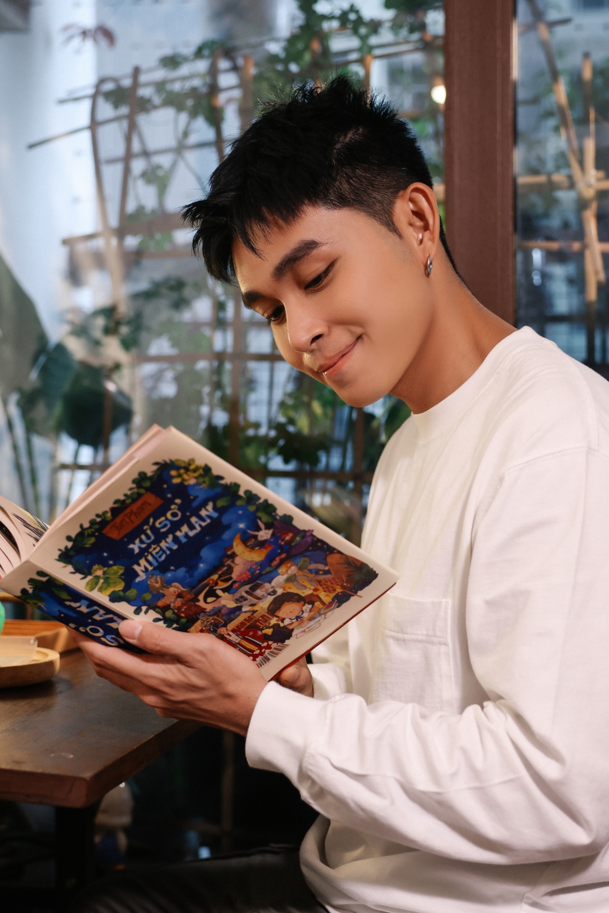 Jun Phạm ra mắt cuốn sách "Xứ sở miên man" nhân dịp sinh nhật lần thứ 34 của mình Jun Phạm ra mắt cuốn sách "Xứ sở miên man" nhân dịp sinh nhật lần thứ 34 của mình