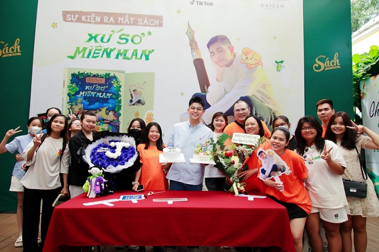 'Xứ sở miên man' của Jun Phạm cháy hàng chỉ sau 1 ngày phát hành 'Xứ sở miên man' của Jun Phạm cháy hàng chỉ sau 1 ngày phát hành