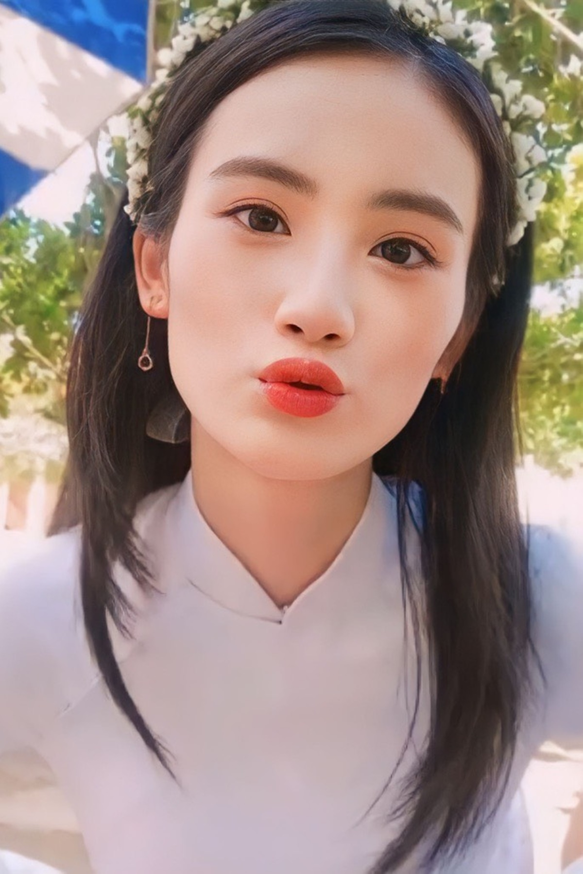 Ý Nhi trong trang phục áo dài nữ sinh Ý Nhi trong trang phục áo dài nữ sinh