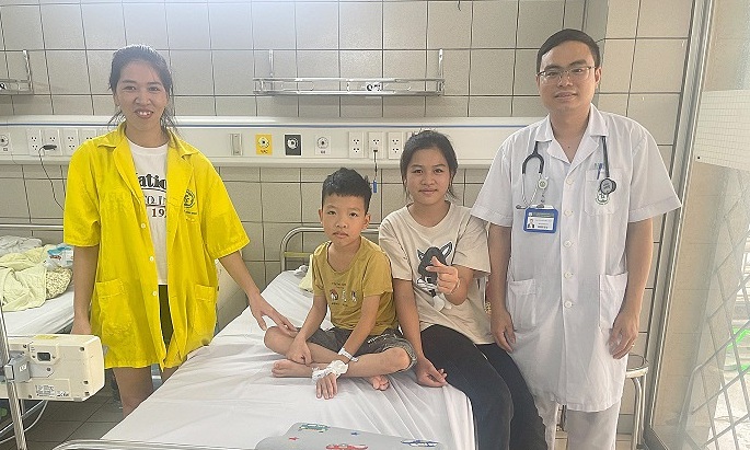 Em trai bị đuối nước khi lỡ trượt chân rơi xuống ao, chị gái đã tiến hành sơ cứu bằng những kiến thức đã học được. Em trai bị đuối nước khi lỡ trượt chân rơi xuống ao, chị gái đã tiến hành sơ cứu bằng những kiến thức đã học được.