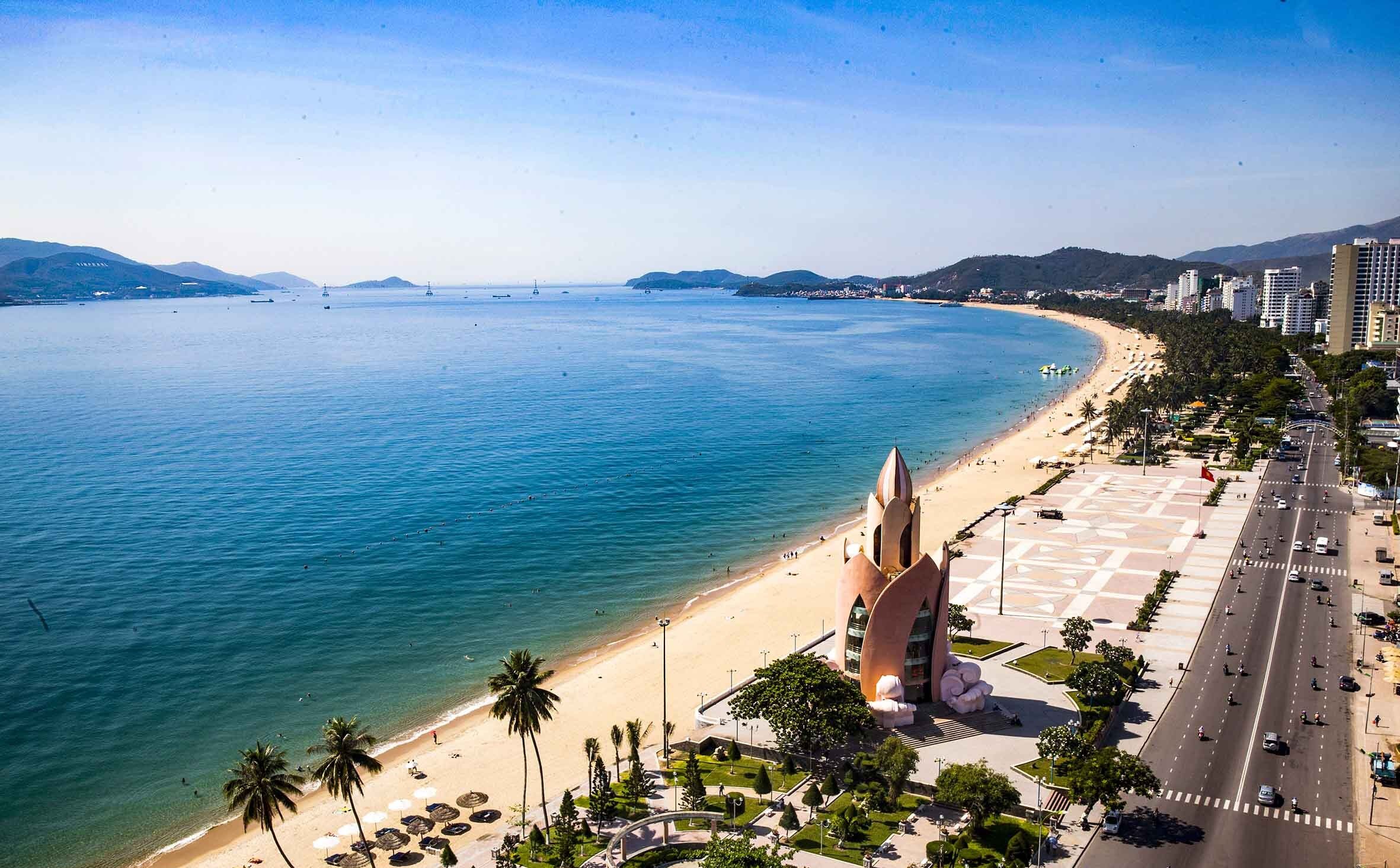 Những bãi biển trải dài của Nha Trang hấp dẫn du khách với bãi cát mịn màng, nước biển xanh như ngọc Những bãi biển trải dài của Nha Trang hấp dẫn du khách với bãi cát mịn màng, nước biển xanh như ngọc