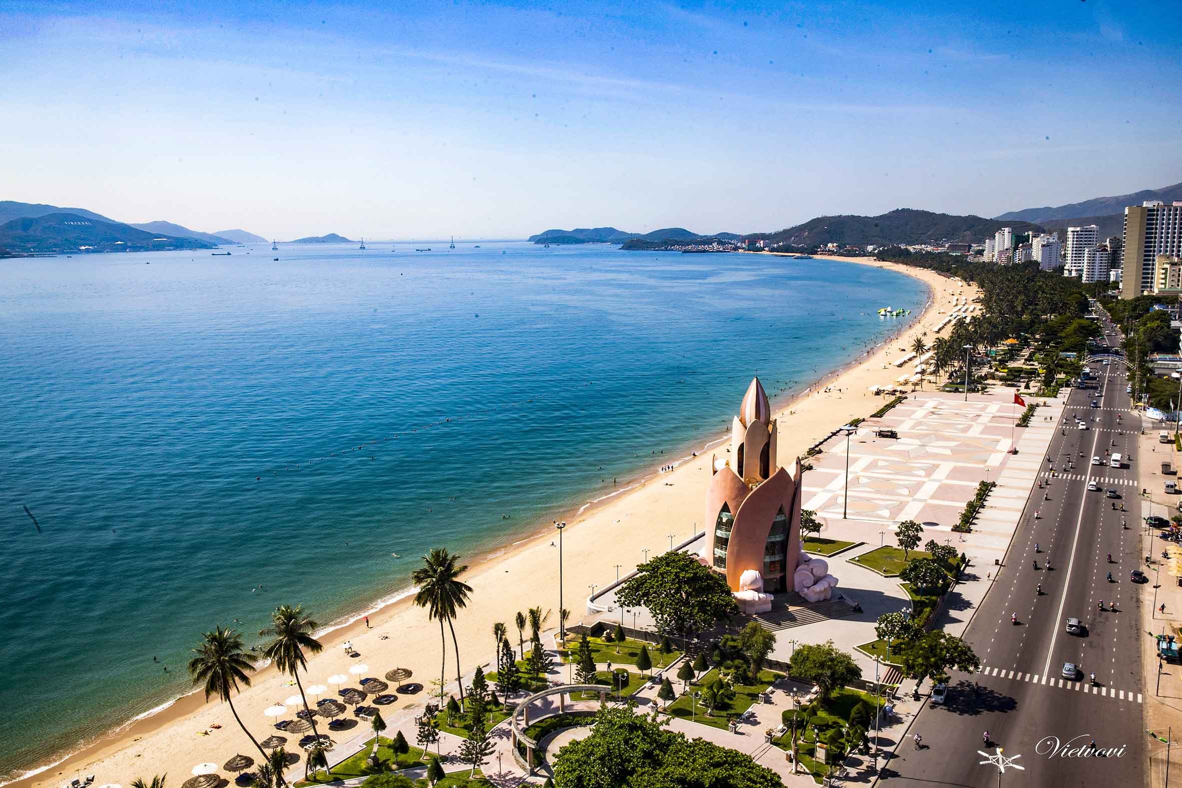 Những bãi biển trải dài của Nha Trang hấp dẫn du khách với bãi cát mịn màng, nước biển xanh như ngọc Những bãi biển trải dài của Nha Trang hấp dẫn du khách với bãi cát mịn màng, nước biển xanh như ngọc