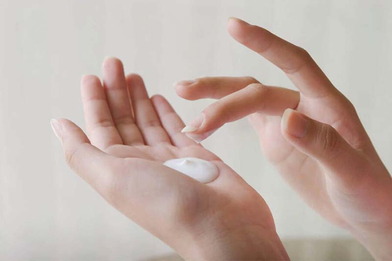 Nên bôi 2 miligam kem chống nắng trên mỗi centimet vuông da và thoa lại sau mỗi 2 giờ. Nên bôi 2 miligam kem chống nắng trên mỗi centimet vuông da và thoa lại sau mỗi 2 giờ.