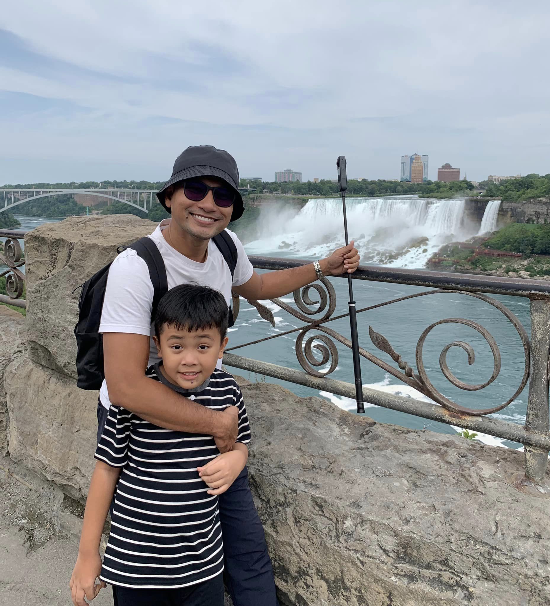 Huỳnh Đông và con trai tại Thác Niagara, Canada. Ảnh: FBNV Huỳnh Đông và con trai tại Thác Niagara, Canada. Ảnh: FBNV