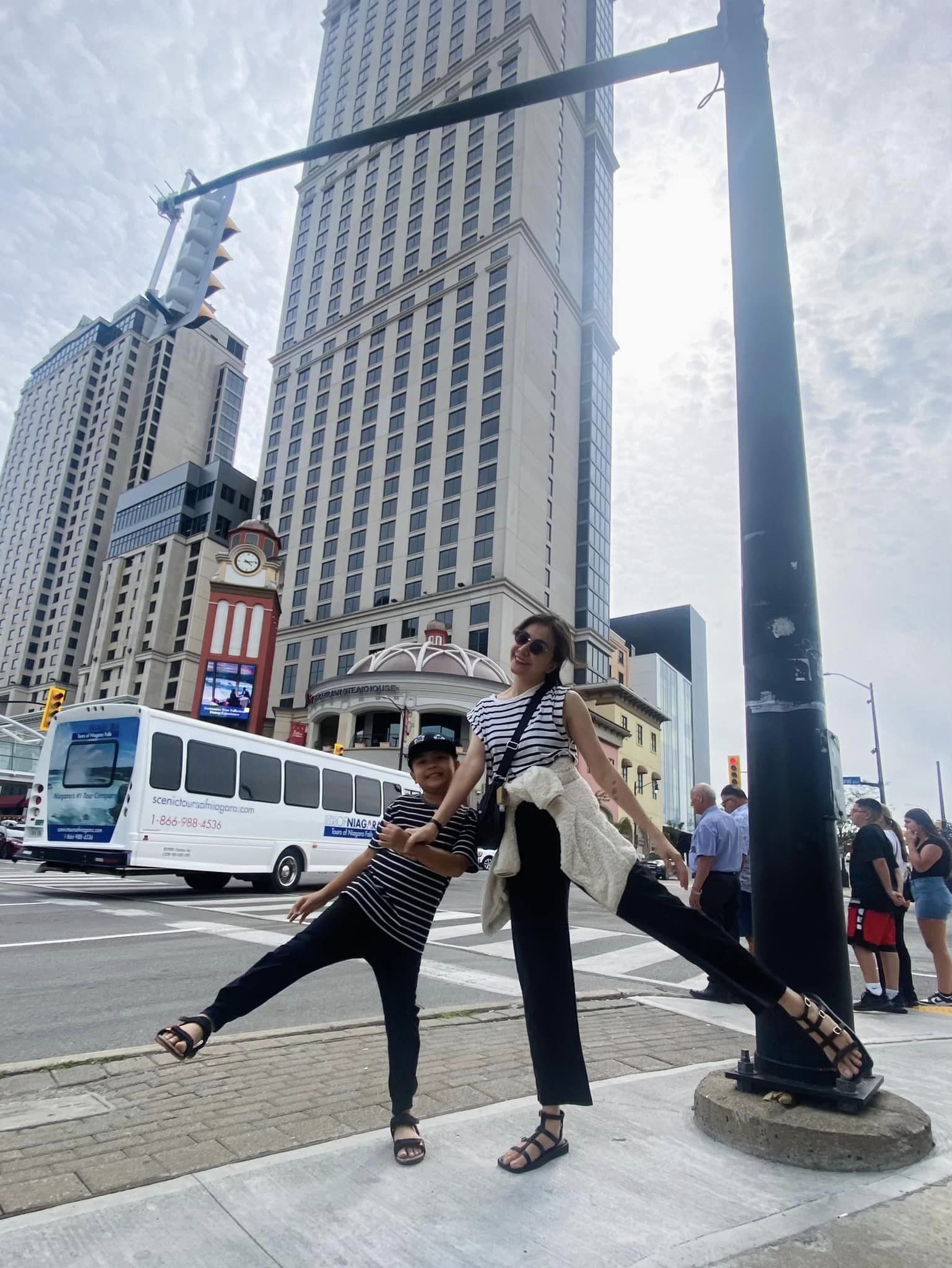 Ái Châu và con trai tại Canada. Ảnh: FBNV Ái Châu và con trai tại Canada. Ảnh: FBNV