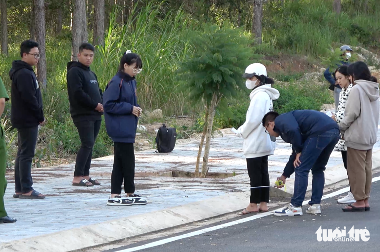 Cơ quan chức năng đưa những người liên quan đến hiện trường vụ việc - Ảnh: PHẠM NGÂN Cơ quan chức năng đưa những người liên quan đến hiện trường vụ việc - Ảnh: PHẠM NGÂN