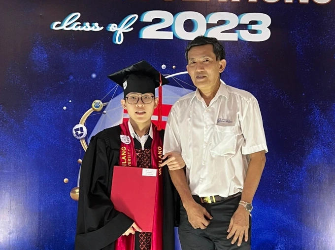 Khánh Duy và cha trong lễ tốt nghiệp đại học. Khánh Duy và cha trong lễ tốt nghiệp đại học.