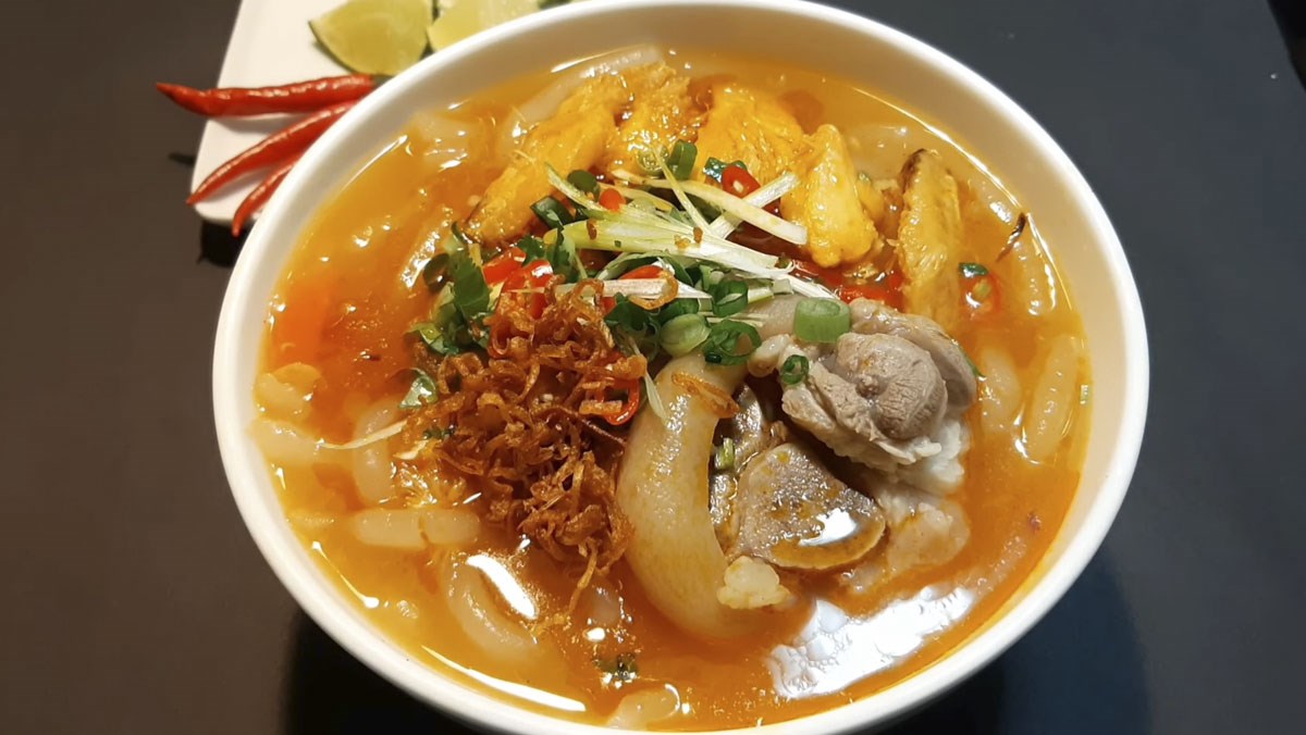 Nước dùng của bánh canh đặc và có màu vàng đẹp mắt. Nước dùng của bánh canh đặc và có màu vàng đẹp mắt.