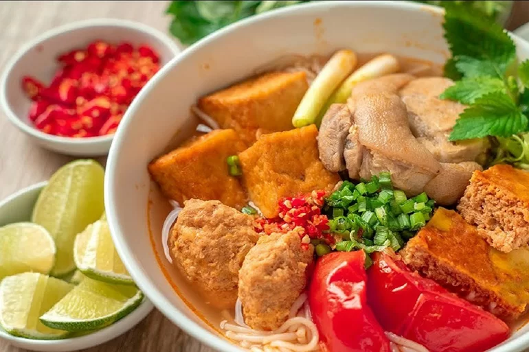 Bún riêu cua ngày nay được biến tấu với nhiều phiên bản khác nhau Bún riêu cua ngày nay được biến tấu với nhiều phiên bản khác nhau
