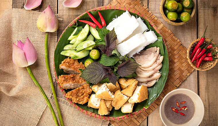 Đây là món ăn khá phổ biến ở Việt Nam, thực khách có thể lựa chọn topping ăn kèm tùy theo sở thích. Đây là món ăn khá phổ biến ở Việt Nam, thực khách có thể lựa chọn topping ăn kèm tùy theo sở thích.