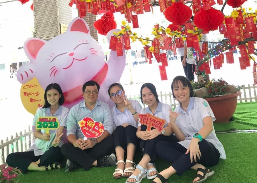 Thúy Duy (ngồi giữa) cùng thầy giáo và các bạn. Ảnh: NVCC Thúy Duy (ngồi giữa) cùng thầy giáo và các bạn. Ảnh: NVCC