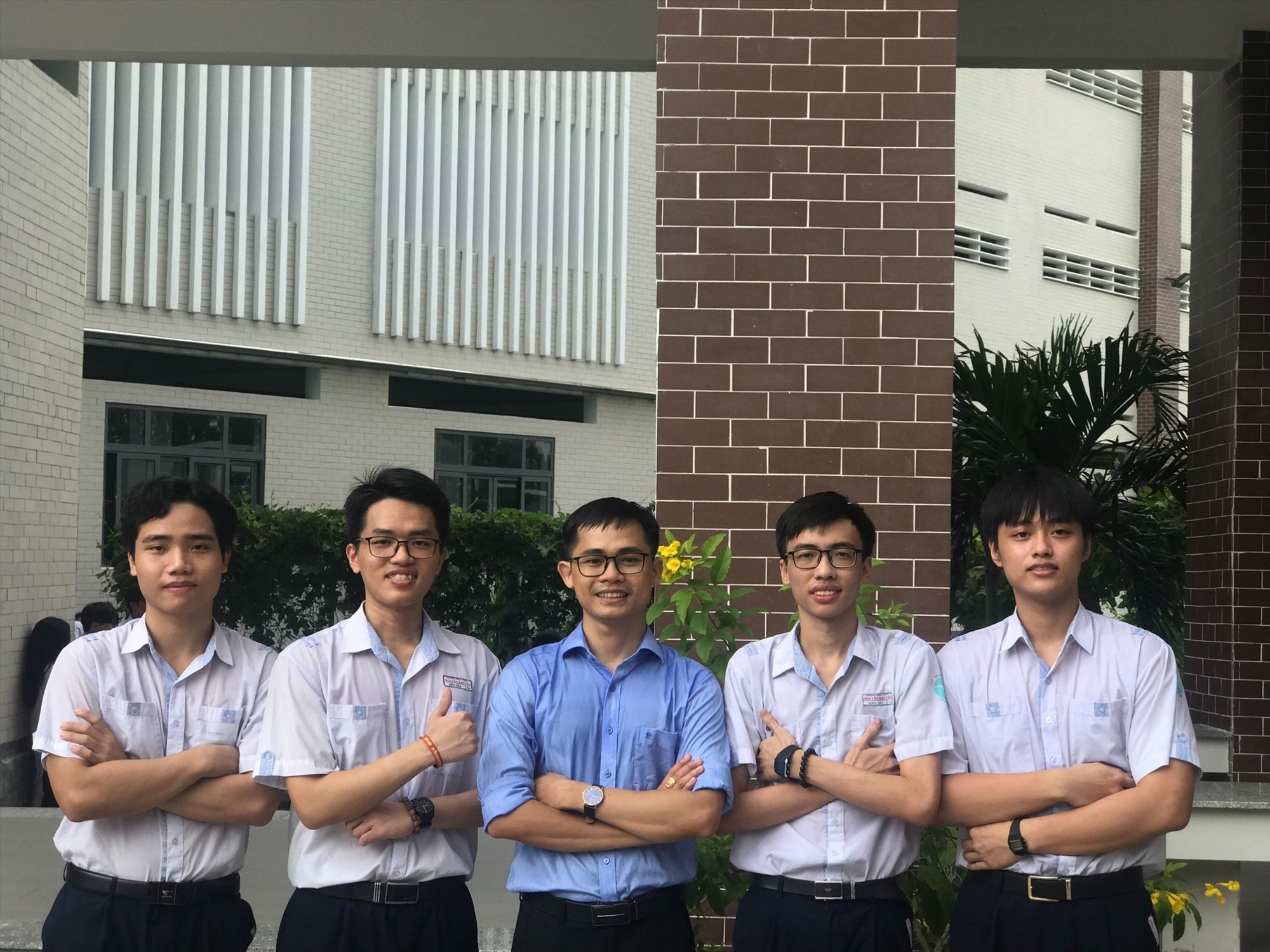 Hòa (thứ 2 từ trái qua) cùng các bạn và giáo viên. Ảnh: NVCC Hòa (thứ 2 từ trái qua) cùng các bạn và giáo viên. Ảnh: NVCC