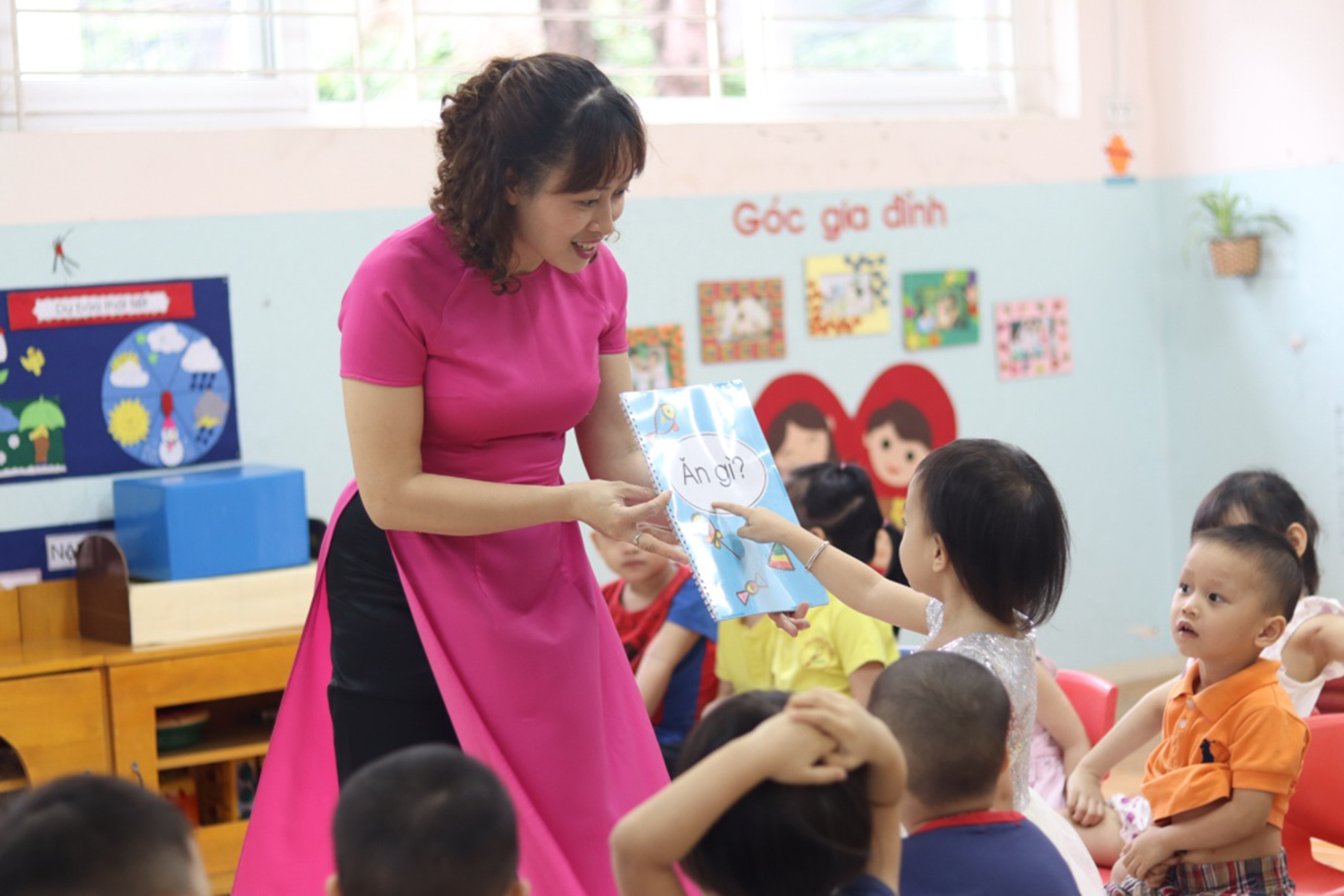 Mỗi giáo viên cũng là một phụ huynh, cũng vào giờ quy định trả trẻ đó, các cô cũng phải đảm nhận vai trò phụ huynh đi đón trẻ. Mỗi giáo viên cũng là một phụ huynh, cũng vào giờ quy định trả trẻ đó, các cô cũng phải đảm nhận vai trò phụ huynh đi đón trẻ.