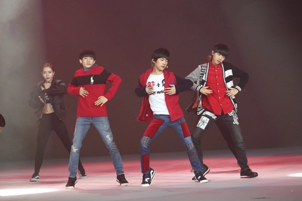 3 thành viên của nhóm nhạc TFBOYS hiếm khi biểu diễn cùng nhau trong những năm qua, ảnh trên là một lần biểu diễn ở Bắc Kinh (Trung Quốc) 3 thành viên của nhóm nhạc TFBOYS hiếm khi biểu diễn cùng nhau trong những năm qua, ảnh trên là một lần biểu diễn ở Bắc Kinh (Trung Quốc)