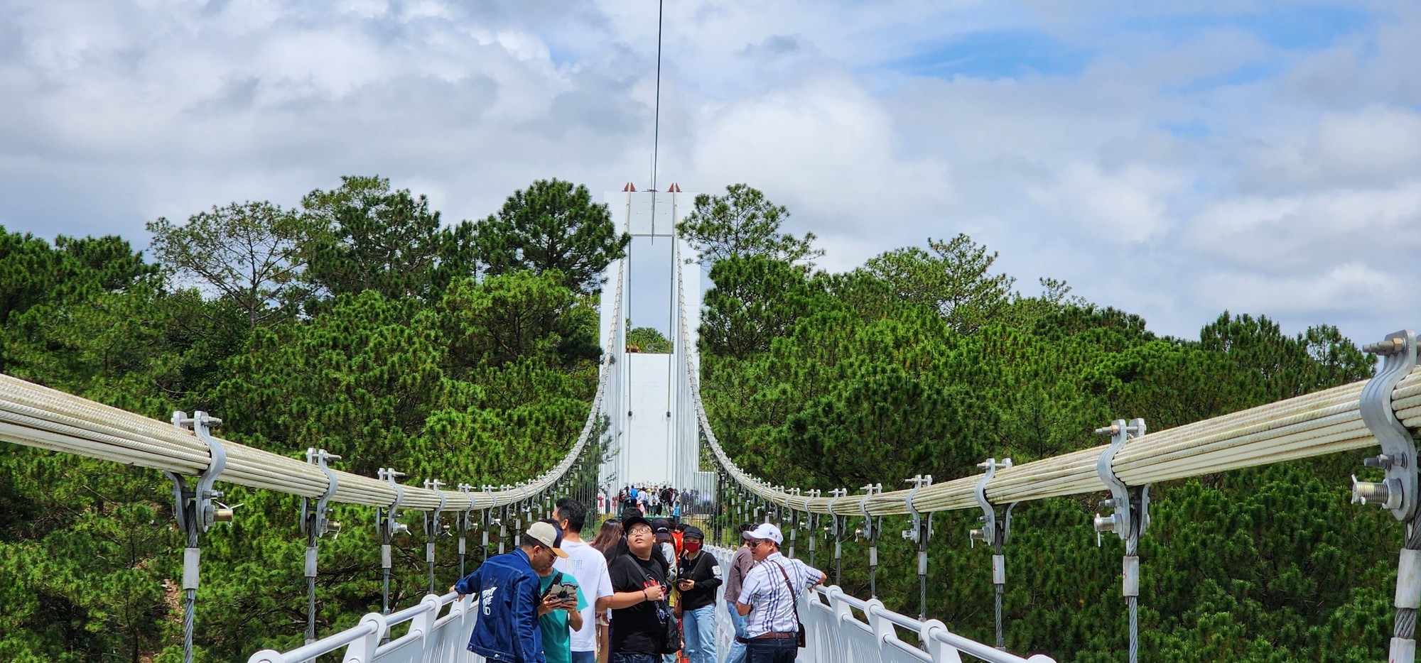 Cầu kính tại Thung lũng tình yêu - Đà Lạt là cầu kính đầu tiên tính từ miền Trung trở vào Cầu kính tại Thung lũng tình yêu - Đà Lạt là cầu kính đầu tiên tính từ miền Trung trở vào