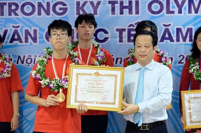 Giám đốc Sở GD - ĐT Hà Nội tặng Giấy khen cho các học sinh giành huy chương và thầy cô trong đoàn. Giám đốc Sở GD - ĐT Hà Nội tặng Giấy khen cho các học sinh giành huy chương và thầy cô trong đoàn.