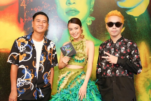 Hồ Hoài Anh, Hoàng Thùy Linh và TripleD 1 năm trước trong họp báo ra mắt MV Đánh Đố. Hồ Hoài Anh, Hoàng Thùy Linh và TripleD 1 năm trước trong họp báo ra mắt MV Đánh Đố.