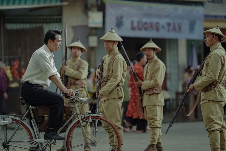 Hứa Vĩ Văn đã dành một năm rưỡi để học tiếng Pháp ngay khi nhận được vai diễn Hứa Vĩ Văn đã dành một năm rưỡi để học tiếng Pháp ngay khi nhận được vai diễn