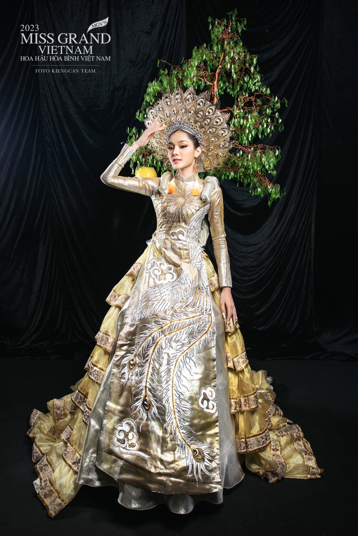 Hồng Hạnh tự nhận điểm yếu của bản thân chính là tiếng Anh, thế nên cô luôn nỗ lực rèn luyện ngoại ngữ thời gian qua với giáo viên cá nhân Hồng Hạnh tự nhận điểm yếu của bản thân chính là tiếng Anh, thế nên cô luôn nỗ lực rèn luyện ngoại ngữ thời gian qua với giáo viên cá nhân