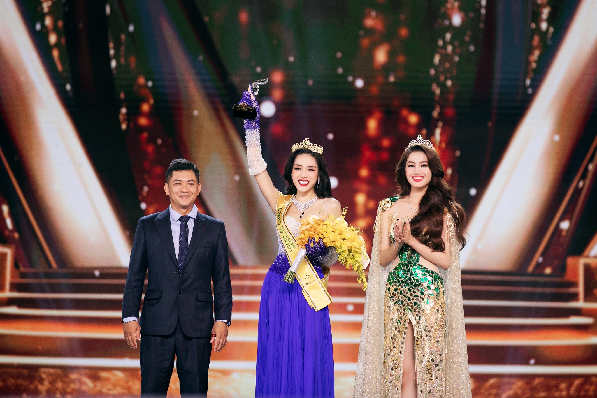 Trước khi trở thành Á hậu 3 Miss Grand Vietnam 2023, Hồng Hạnh đã đạt danh hiệu á khôi 1 cuộc thi Miss & Mister Hà Nội 2022 và từng là một thành viên của series sitcom “Coi thường chủ tịch và cái kết” đình đám Trước khi trở thành Á hậu 3 Miss Grand Vietnam 2023, Hồng Hạnh đã đạt danh hiệu á khôi 1 cuộc thi Miss & Mister Hà Nội 2022 và từng là một thành viên của series sitcom “Coi thường chủ tịch và cái kết” đình đám
