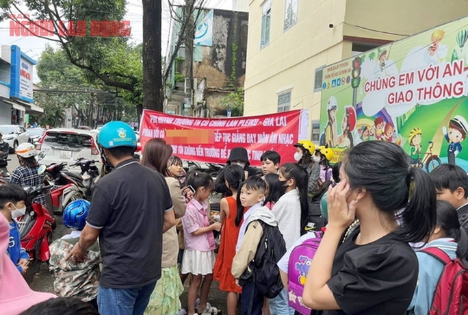 Băng rôn phản đối cô giáo N.Đ.T.B.T tiếp tục dạy học tại Trường Tiểu học Cù Chính Lan Băng rôn phản đối cô giáo N.Đ.T.B.T tiếp tục dạy học tại Trường Tiểu học Cù Chính Lan