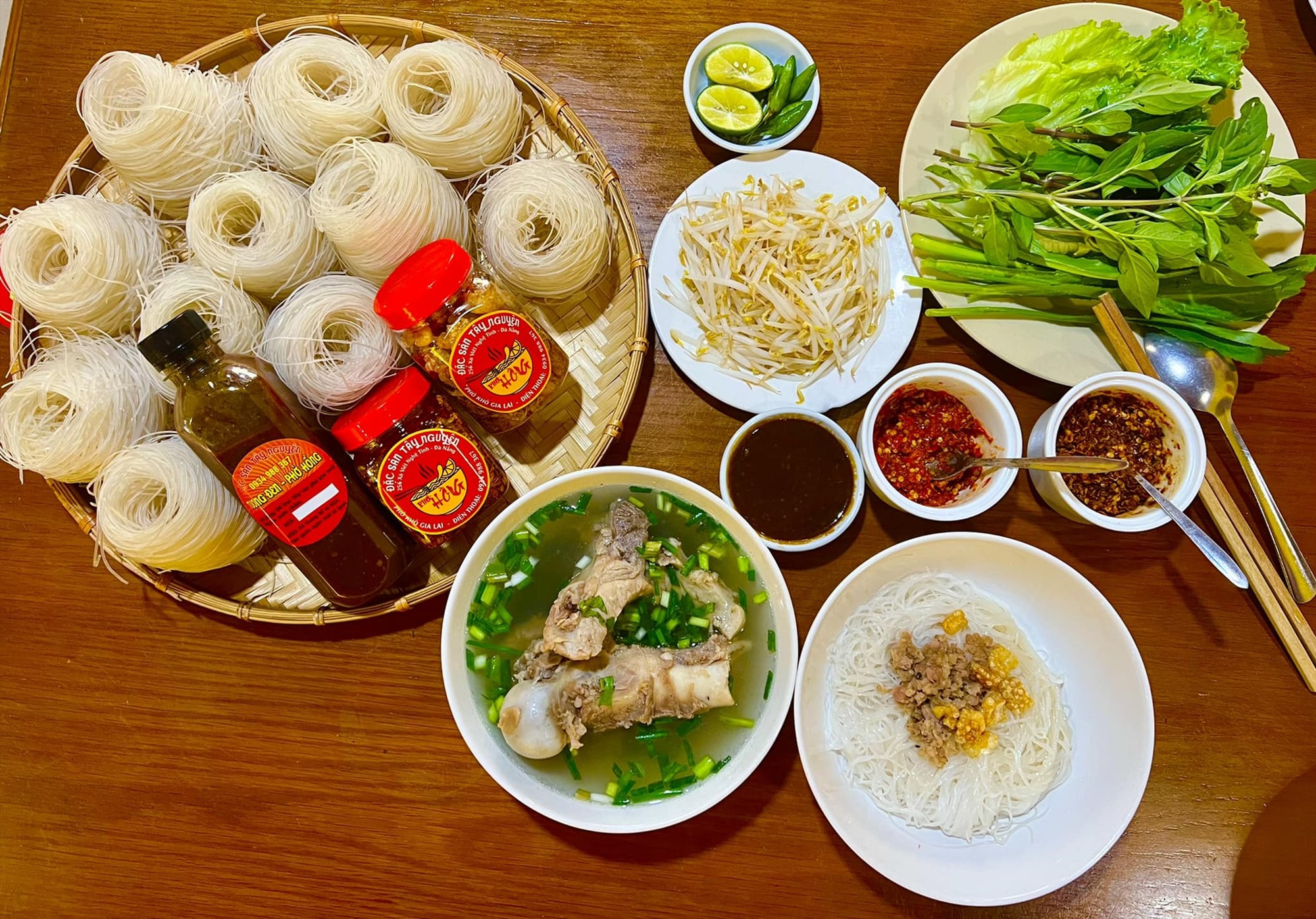 Phở hai tô đầy đặn với nhiều topping khác nhau. Ảnh: Phở Hồng - phở khô Gia Lai Phở hai tô đầy đặn với nhiều topping khác nhau. Ảnh: Phở Hồng - phở khô Gia Lai