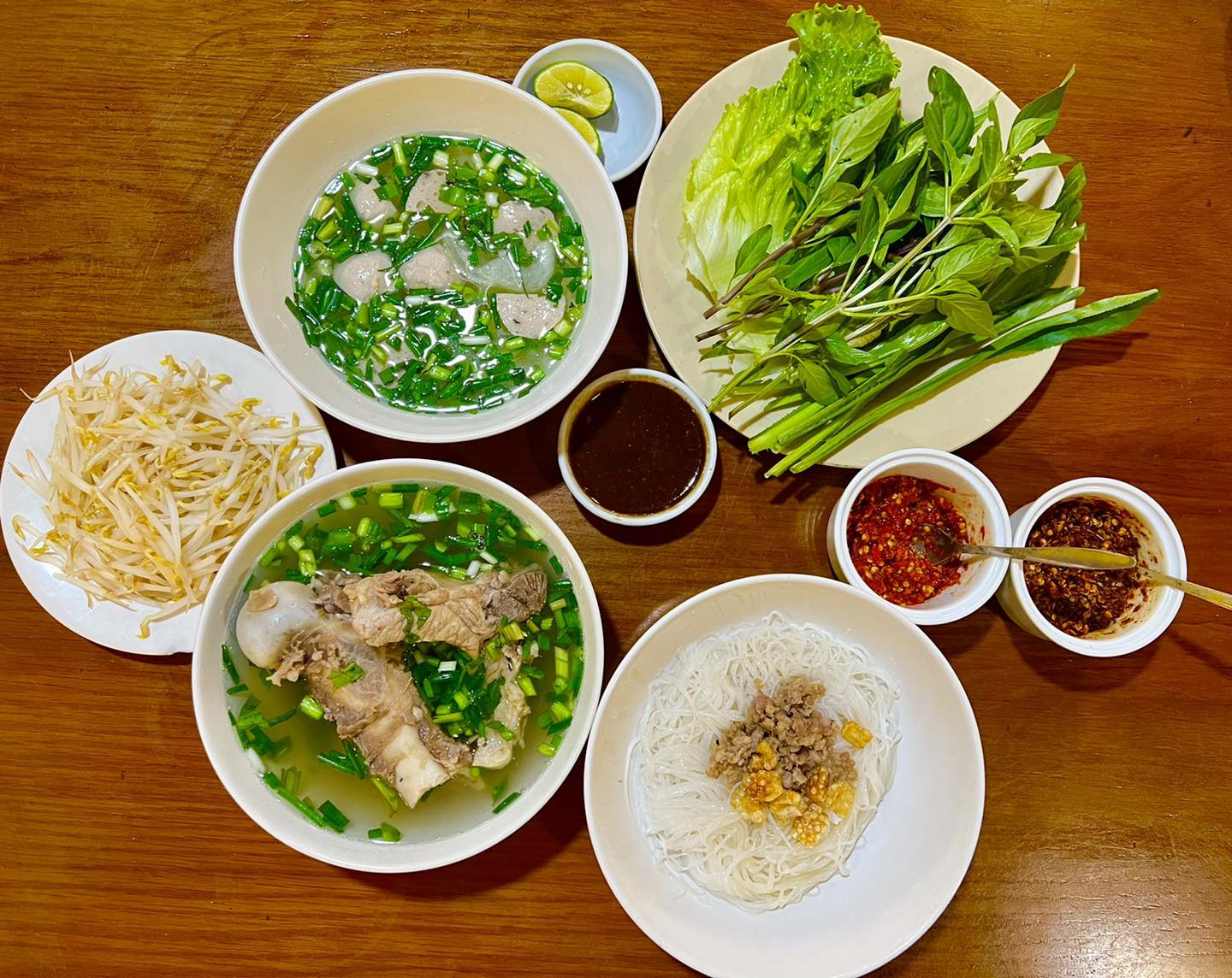 Phở hai tô - Món ăn hấp dẫn ngay từ phần nhìn. Ảnh: Phở Hồng - phở khô Gia Lai Phở hai tô - Món ăn hấp dẫn ngay từ phần nhìn. Ảnh: Phở Hồng - phở khô Gia Lai