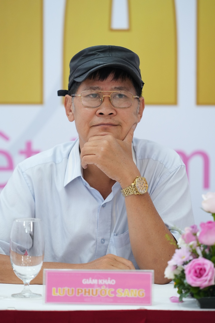 Sau thời gian vắng bóng, đạo diễn Phước Sang trở lại làng giải trí trong vai trò giám khảo vòng sơ khảo một cuộc thi nhan sắc ở TP.HCM hồi đầu tháng 8. Sau thời gian vắng bóng, đạo diễn Phước Sang trở lại làng giải trí trong vai trò giám khảo vòng sơ khảo một cuộc thi nhan sắc ở TP.HCM hồi đầu tháng 8.