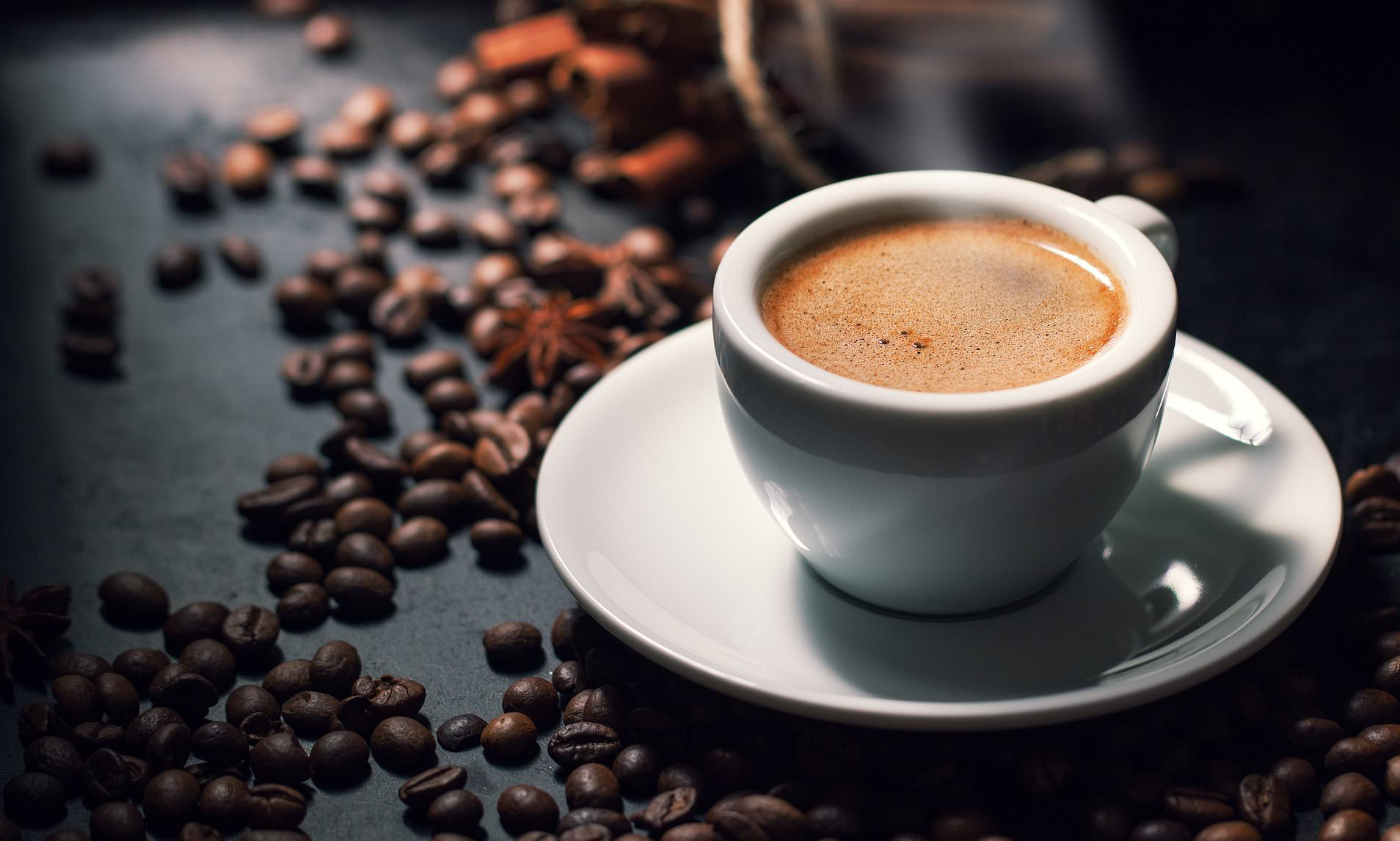 Tiêu thụ caffeine cao có thể gây ra tác dụng phụ khó chịu và thậm chí nguy hiểm. Tiêu thụ caffeine cao có thể gây ra tác dụng phụ khó chịu và thậm chí nguy hiểm.