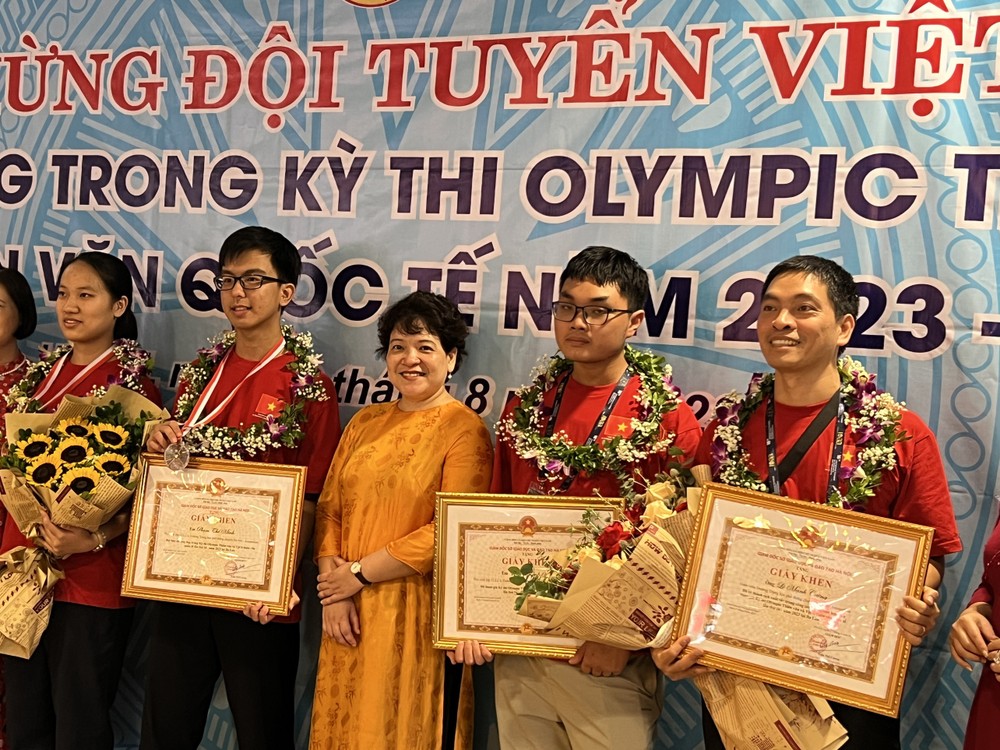 4 em giành huy chương trong kỳ thi năm nay đều là học sinh chuyên Vật lý, trường THPT Chuyên Hà Nội Amsterdam. 4 em giành huy chương trong kỳ thi năm nay đều là học sinh chuyên Vật lý, trường THPT Chuyên Hà Nội Amsterdam.