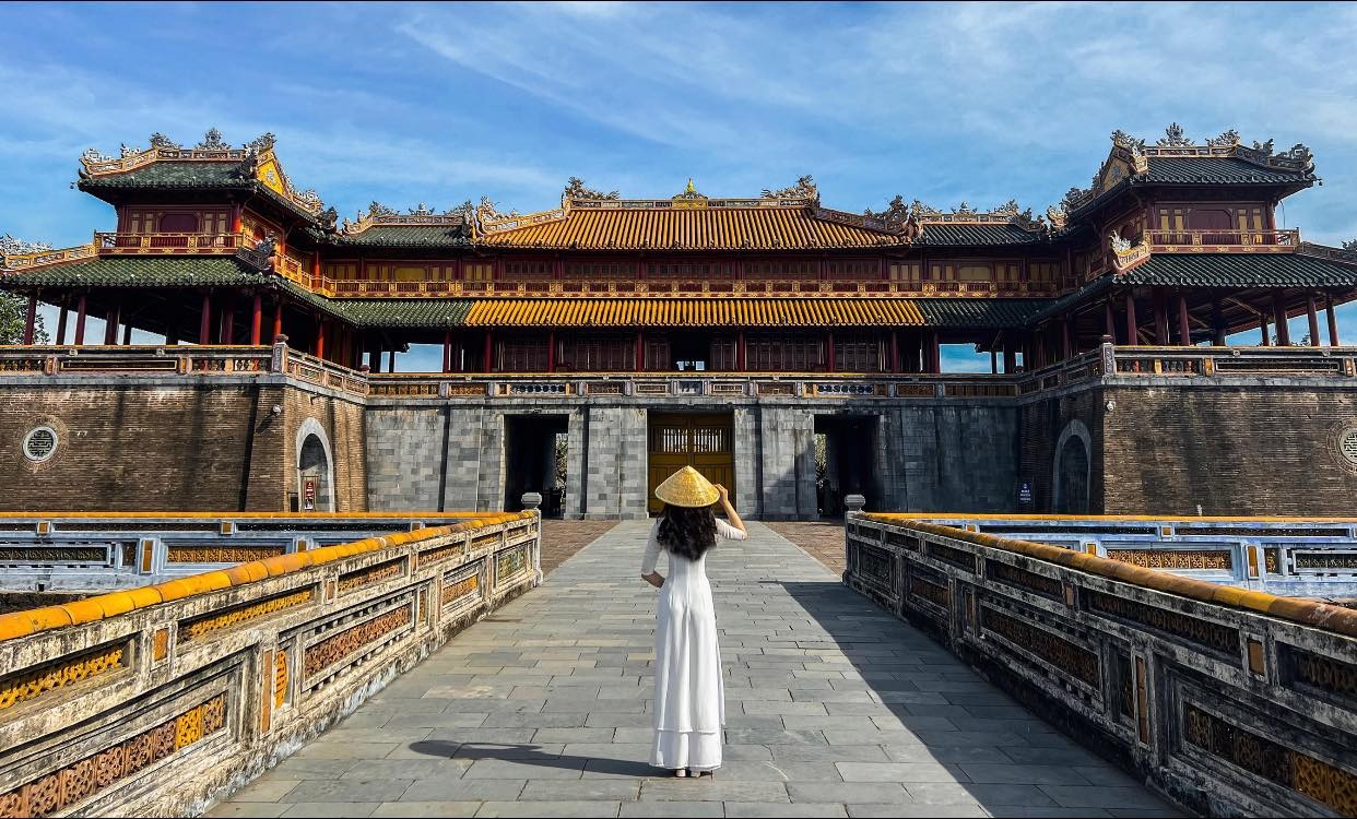 Du khách tham quan Cố đô Huế Du khách tham quan Cố đô Huế