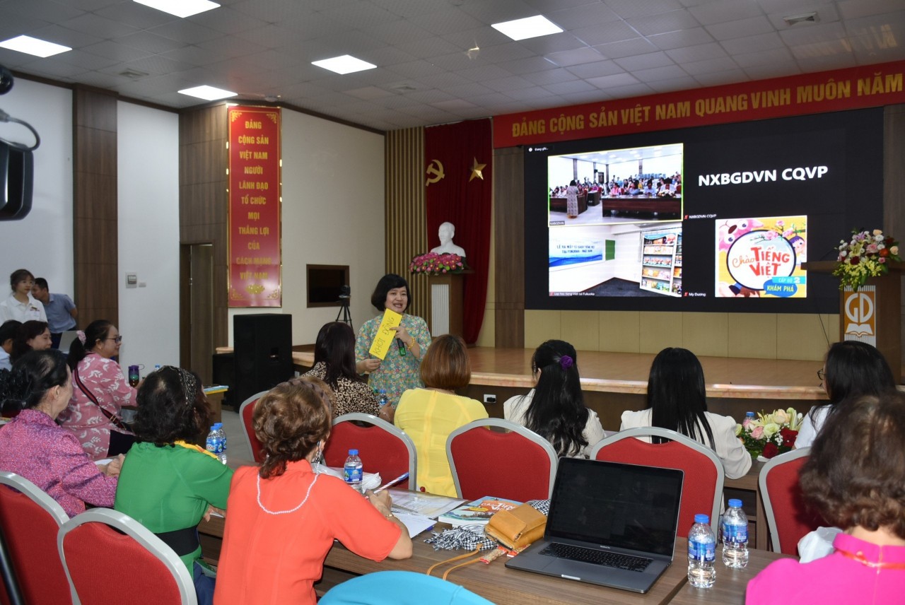 Tác giả bộ sách Chào tiếng Việt – TS Nguyễn Thuỵ Anh sẽ chia sẻ về phương pháp dạy tiếng Việt cho trẻ em Việt Nam ở nước ngoài. Tác giả bộ sách Chào tiếng Việt – TS Nguyễn Thuỵ Anh sẽ chia sẻ về phương pháp dạy tiếng Việt cho trẻ em Việt Nam ở nước ngoài.