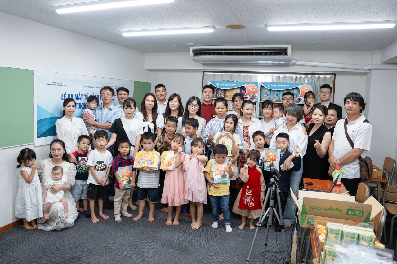 Tủ sách tiếng Việt đặt tại trụ sở Tổng lãnh sự quán Việt Nam tại Fukuoka. Tủ sách tiếng Việt đặt tại trụ sở Tổng lãnh sự quán Việt Nam tại Fukuoka.