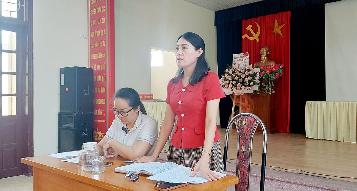 Bà Hoàng Thị Hương - Phó Chủ tịch UBND phường Hải Sơn tại buổi làm việc. Bà Hoàng Thị Hương - Phó Chủ tịch UBND phường Hải Sơn tại buổi làm việc.