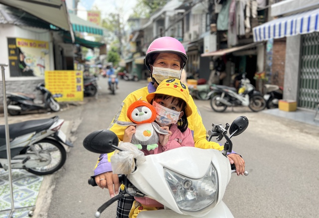 Những cuốc xe dưới nắng mưa của hai mẹ con