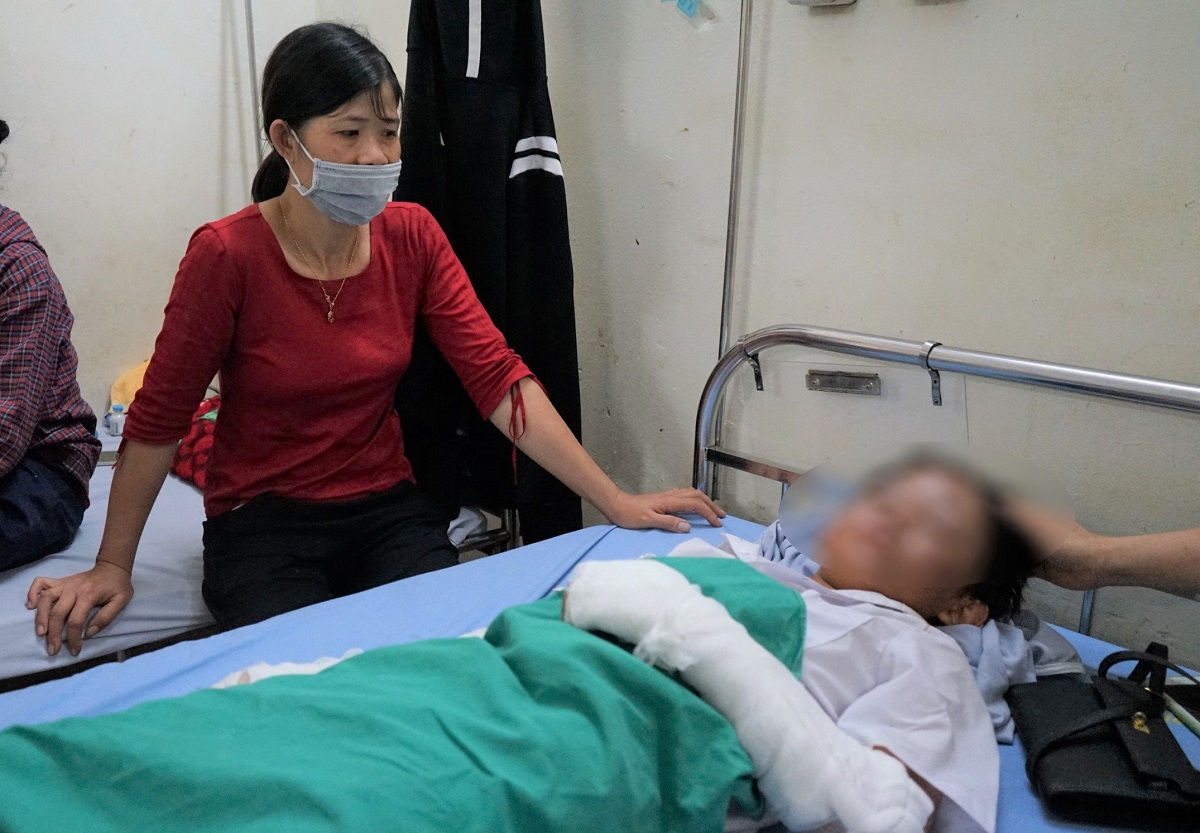 Vụ nổ bóng bay ở lễ khai giảng năm học mới đã khiến 10 học sinh bị bỏng, phải nhập viện điều trị. Vụ nổ bóng bay ở lễ khai giảng năm học mới đã khiến 10 học sinh bị bỏng, phải nhập viện điều trị.