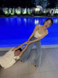Sau đó, Anh Tú còn đăng ảnh bị Puka lôi đi: "Mượn chồng bả tí, làm gì căng". Sau đó, Anh Tú còn đăng ảnh bị Puka lôi đi: "Mượn chồng bả tí, làm gì căng".