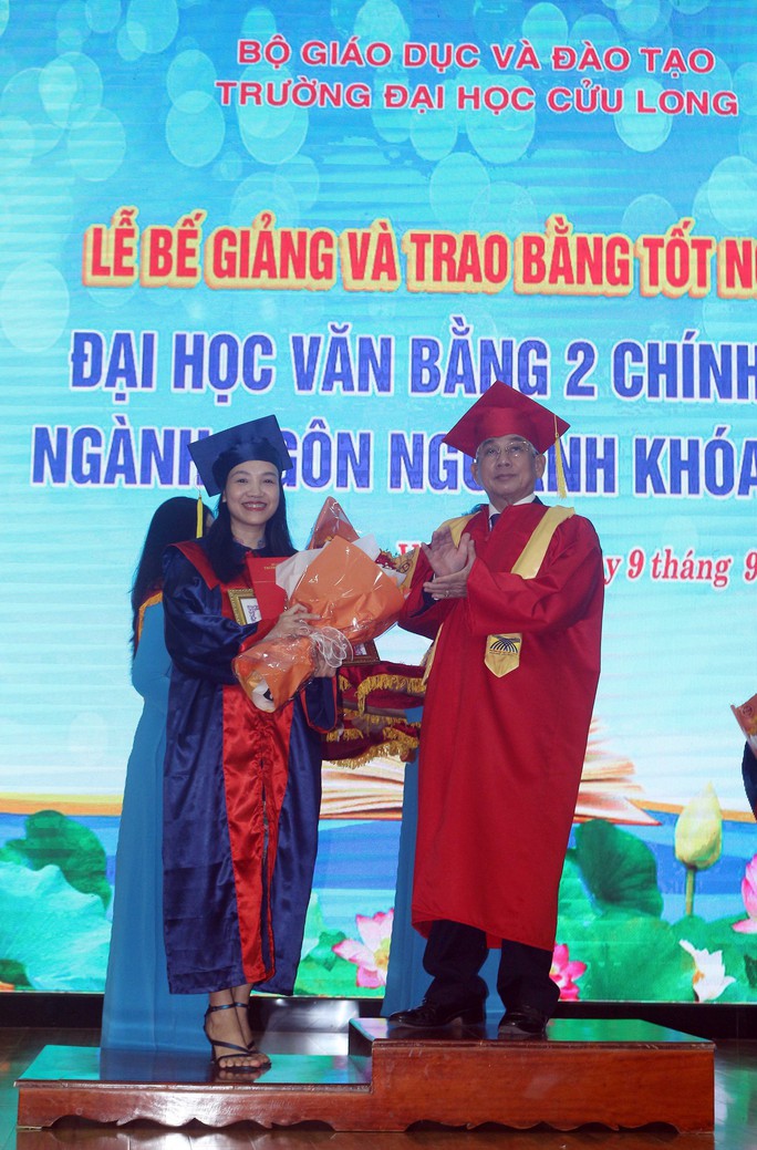 Nhà giáo ưu tú, PGS.TS Lương Minh Cừ trao giấy khen và bằng tốt nghiệp cho tân cử nhân tốt nghiệp xuất sắc tiêu biểu Nhà giáo ưu tú, PGS.TS Lương Minh Cừ trao giấy khen và bằng tốt nghiệp cho tân cử nhân tốt nghiệp xuất sắc tiêu biểu