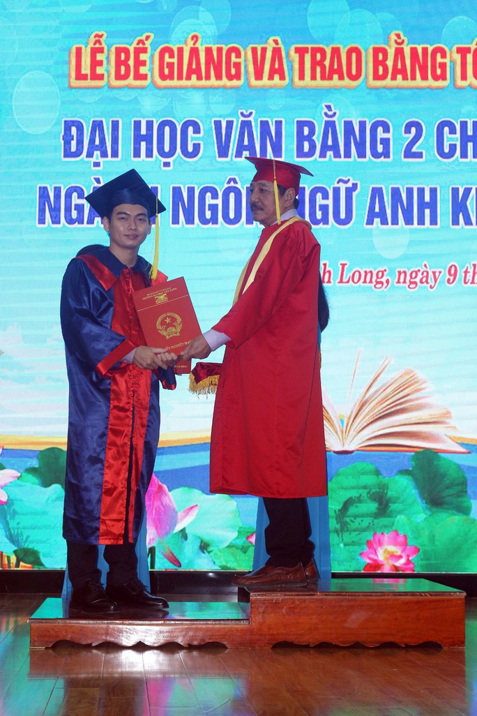 TS. Nguyễn Hoàng Quế, Trưởng Khoa Ngoại ngữ, trao bằng tốt nghiệp cho tân cử nhân TS. Nguyễn Hoàng Quế, Trưởng Khoa Ngoại ngữ, trao bằng tốt nghiệp cho tân cử nhân