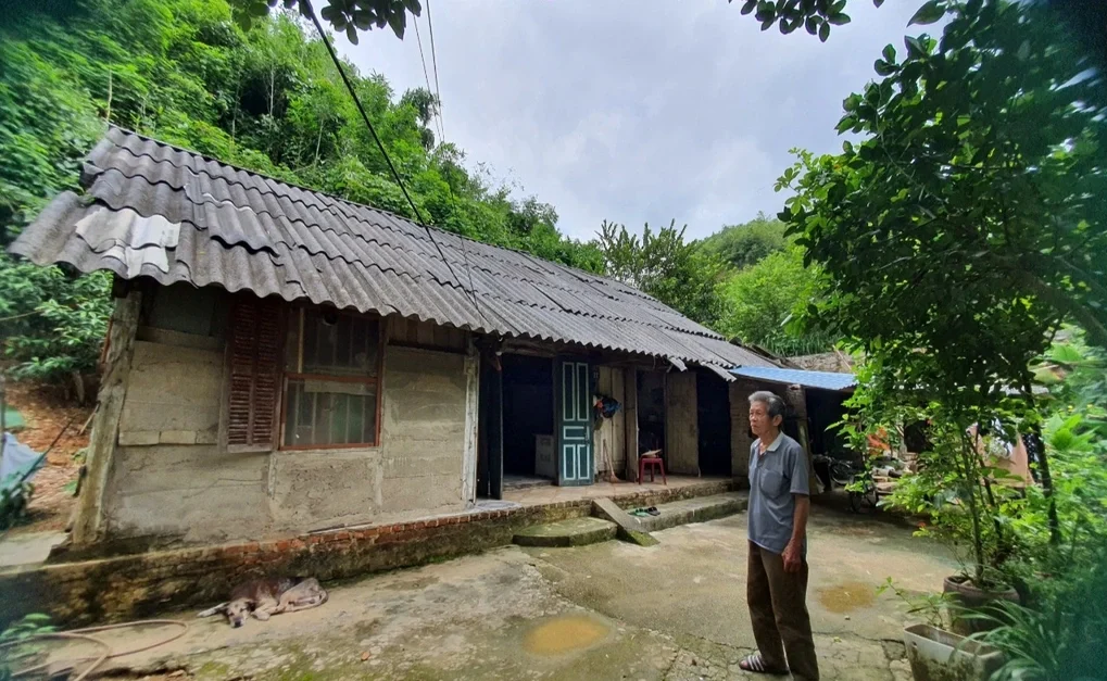 Căn nhà cũ nát của gia đình cụ Thường có thể sụp đổ bất cứ khi nào