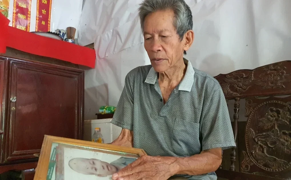 Đứa con trai út qua đời vì ung thư máu khiến vợ cụ Thường rơi vào trầm cảm, trong một đêm mưa gió đi tìm con cụ bà bị ngã xuống khe núi