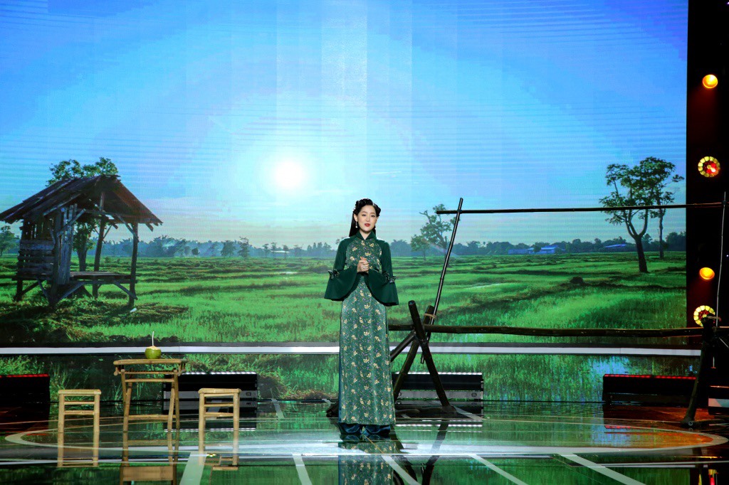 MC.Lê Đình Minh Ngọc trong đêm thi với chủ đề nhạc sĩ Thanh Sơn