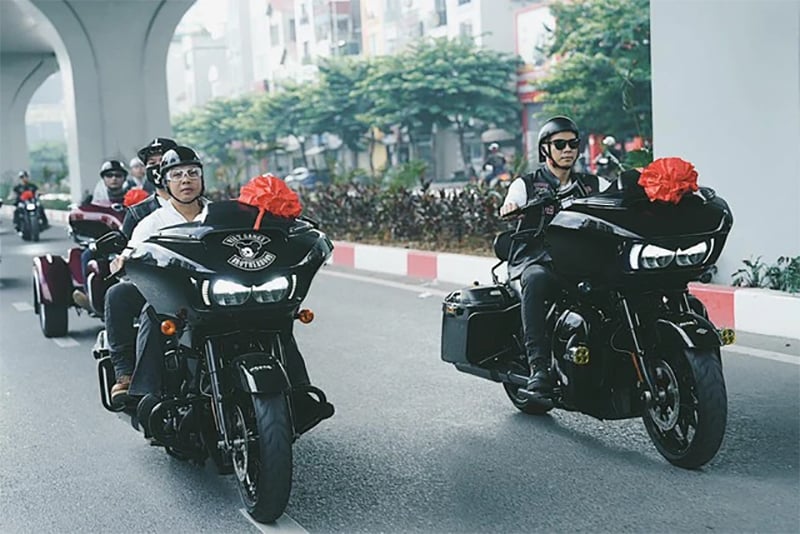 Hình ảnh đoàn rước dâu bằng xe mô tô hoành tráng tại Hà Nội