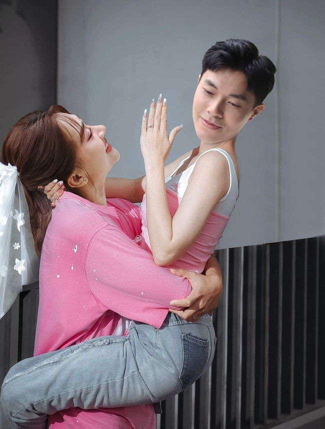 Nữ diễn viên hài hước "chế" ảnh của Puka và Gin Tuấn Kiệt để thông báo chuyện vui.