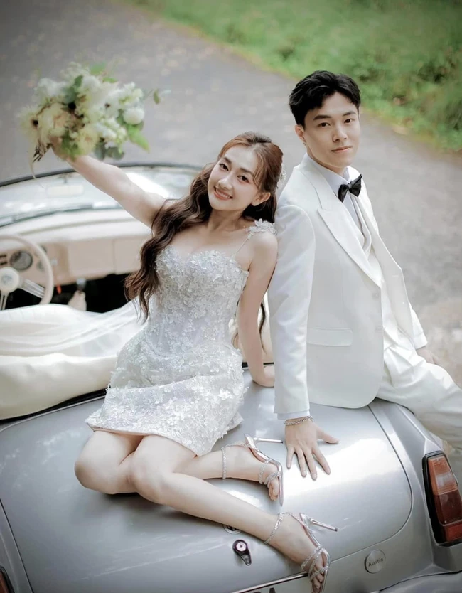 Phương Lan rạng rỡ chụp ảnh cưới cùng bạn trai.